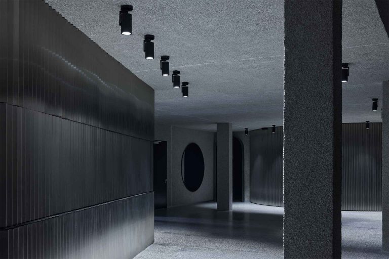 „Keistuolių teatras“