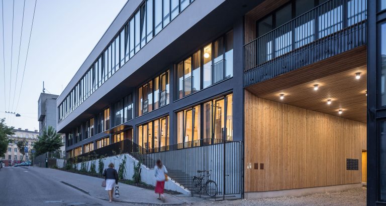 Daugiafunkcio pastato Raugyklos g. 21 konversija