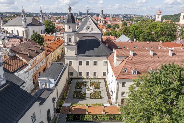 Aušros Vartų šventovės sodas